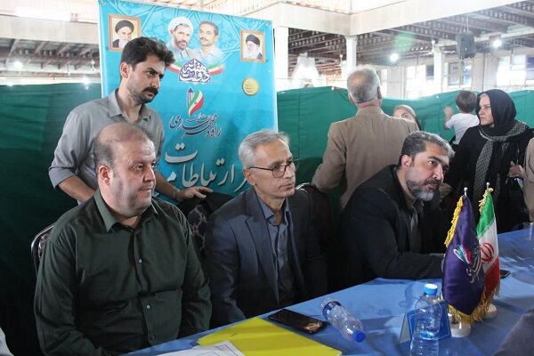 برپایی میز خدمت اداره کل راه و شهرسازی استان همدان در محل نماز جمعه  میز خدمت امام جمعه