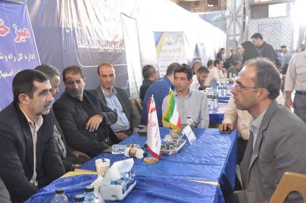 برپایی میز خدمت اداره‌کل راه و شهرسازی استان اصفهان در مصلی نماز جمعه