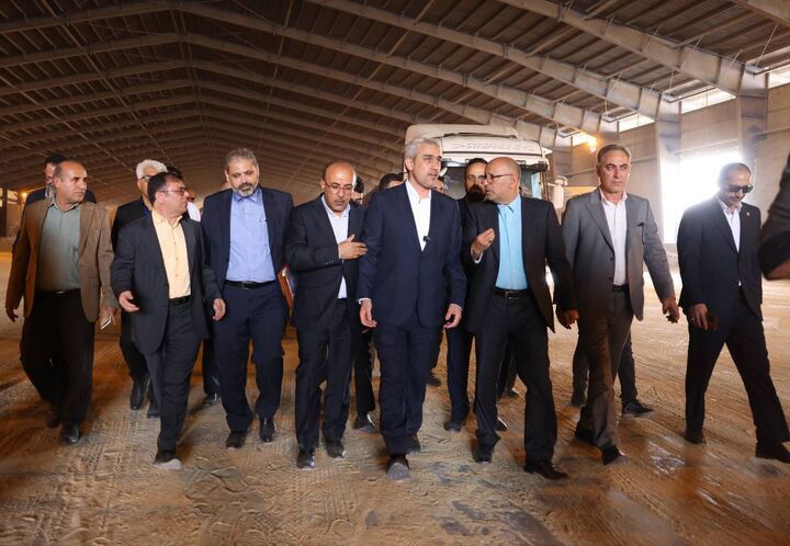 بازدید وزیر اقتصاد از روند ترخیص و خروج کالا در بندر امام(ره) وزیر اقتصاد