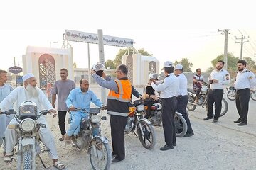 توزیع کلاه ایمنی برای راکبان موتورسیکلت در جاسک(هرمزگان) همزمان با هفته دولت
