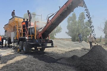 رونمایی از اولین دستگاه آسفالت سرد راهداری در کرمان