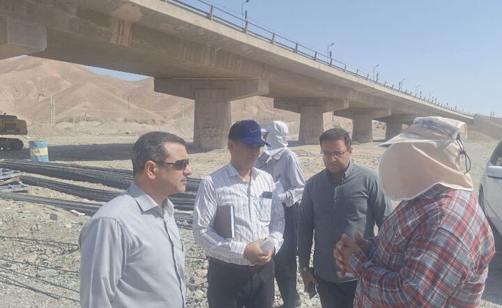 مدیرکل راه و شهرسازی سیستان و بلوچستان آخرین وضعیت پل در دست ساخت حرمک را بررسی کرد