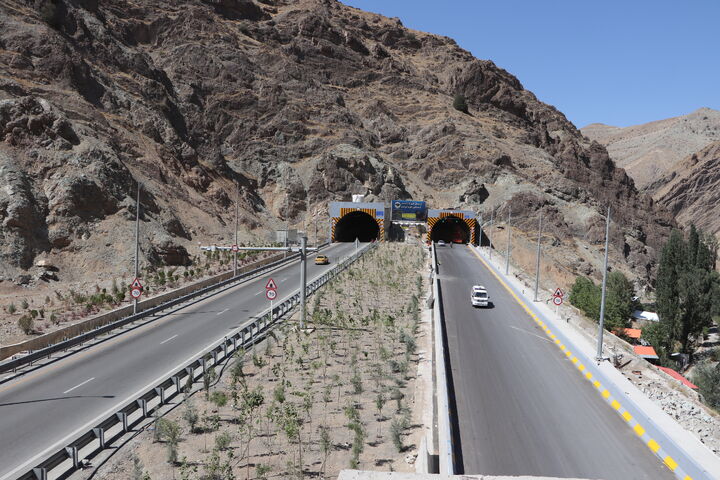 باند شرقی منطقه ۲ آزادراه تهران–شمال؛ شاهکار مهندسی با ۱۶ تونل و ۱۲ پل ببینید |  آخرین مراحل اجرایی باند شرقی منطقه ۲ آزادراه تهران_شمال