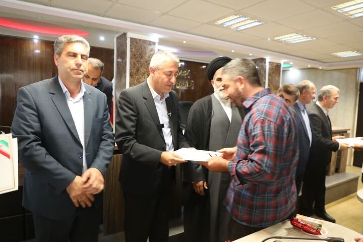 قرارداد واگذاری زمین به ۲۴۳ خانوار متقاضی نهضت ملی مسکن در سلماس مراسم اعطای اسناد رسمی به متقاضیان طرح نهصت ملی مسکن شهر سلماس همزمان با گرامیداشت هفته دولت