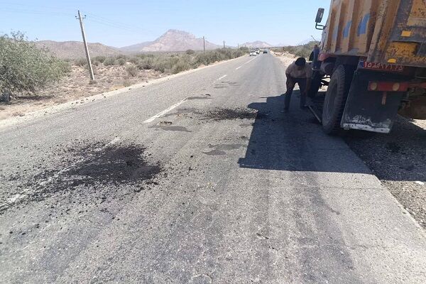 انجام لکه گیری در ۴۵ کیلومتر از محور ارزوئیه – بافت  راهداري كرمان