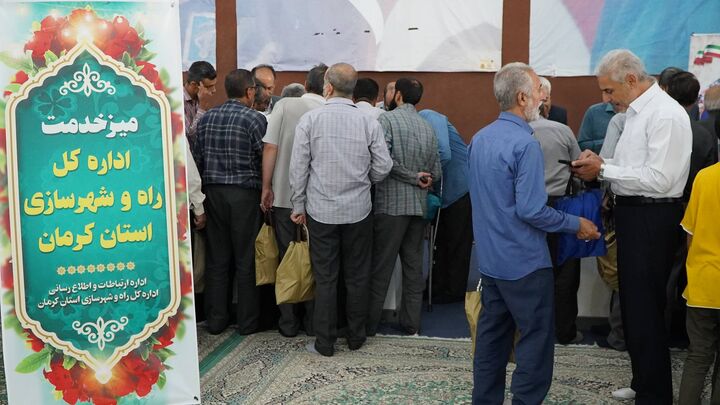 برگزاری میز ارتباطات مردمی اداره کل راه و شهرسازی استان کرمان در مصلای امام علی(ع) کرمان