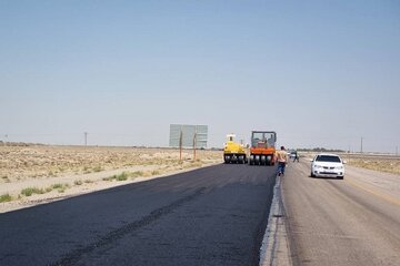 اجرای عملیات روکش آسفالت در محور رابر- قنات ملک کرمان