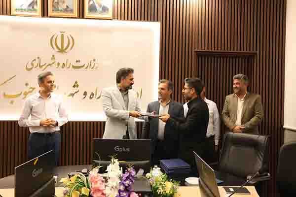 تقدیر از کارمندان نمونه اداره کل راه وشهرسازی جنوب کرمان با تأکید بر نقش‌آفرینی بدنه کارشناسی