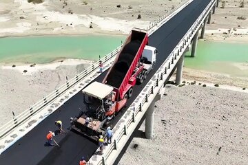 آغاز عملیات روکش آسفالت قطعه دو محور نیکشهر- کنارک به طول ۲۰ کیلومتر