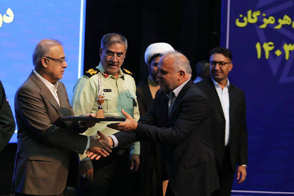 تجلیل از مدیرکل راهداری و حمل‌ونقل جاده‌ای هرمزگان در جشنواره شهید رجایی