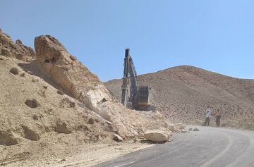 اجرای عملیات پیچ بری در محور ارجمند شهرستان فیروزکوه
