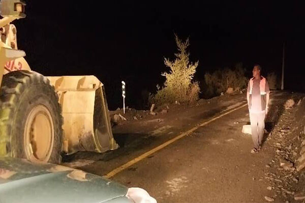 پاک‌سازی سطح راه‌ها و آبنماها توسط راهداری بشاگرد پس از بارندگی