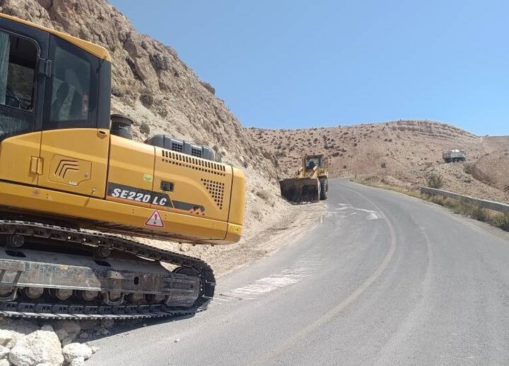 اجرای عملیات پیچ بری در محور ارجمند شهرستان فیروزکوه