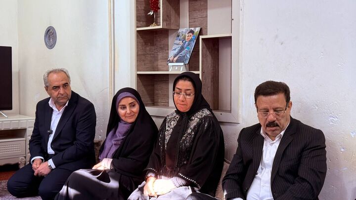 وزیر راه و شهرسازی با خانواده شهدای دانش‌آموز جنگ ۱۲ روزه دیدار کرد