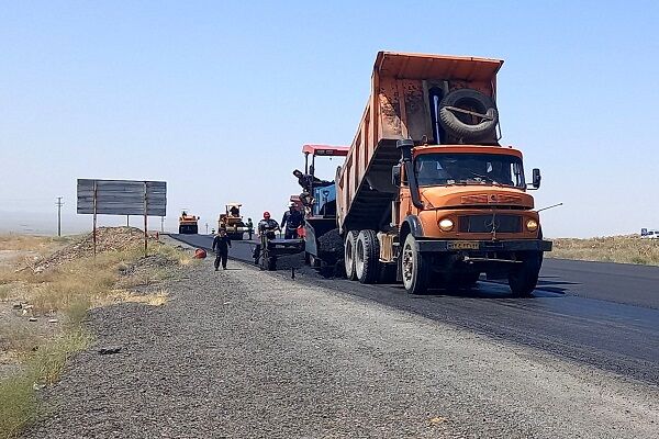 پیشرفت ۷۰ درصدی پروژه روکش آسفالت محور بن-قوچان با اعتبار ۱۸ میلیارد تومان آسفالت راههای فریمان