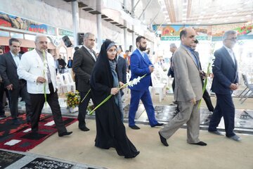 وزیر راه و شهرسازی به مقام شهدای شهرستان رشت ادای احترام کرد
