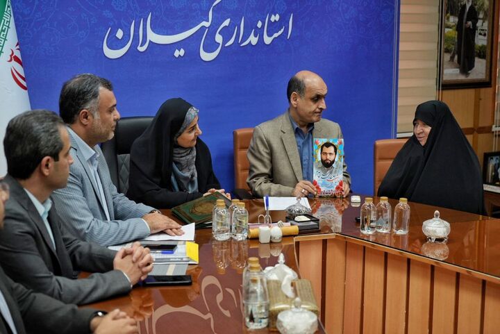 ببینید | دیدار وزیر راه و شهرسازی با خانواده شهید محمدمهدی مقدم و شهید مرتضی بکائی در سفر به استان گیلان