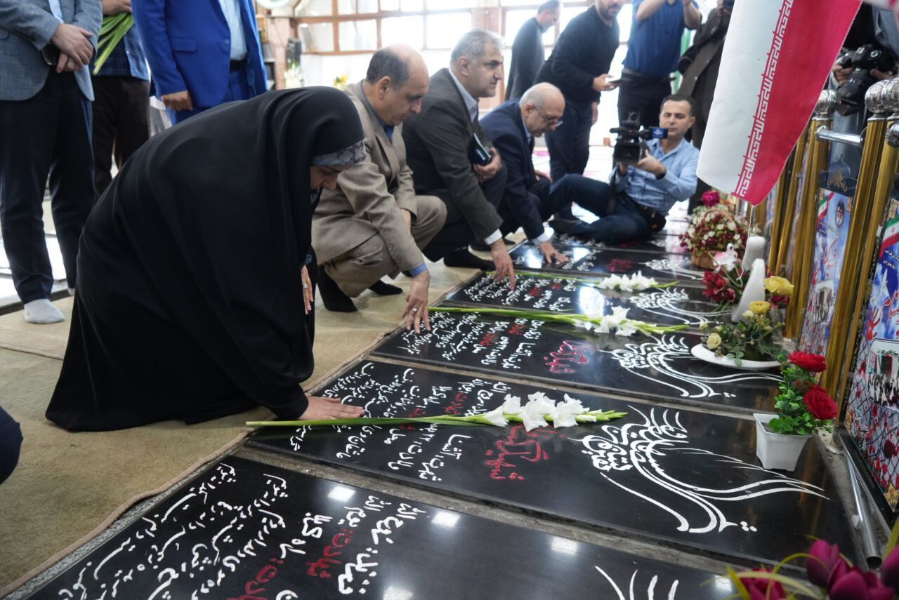 وزیر راه و شهرسازی به مقام شهدای شهرستان رشت ادای احترام کرد