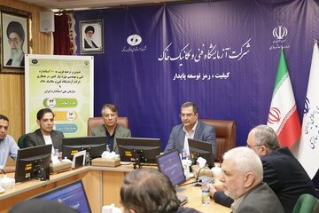 این کارگاه آموزشی در راستای مسئولیت اجتماعی، حفظ محیط زیست، ترویج مدیریت سبز و ارتقای فرهنگ تفکیک پسماند از مبدأ ، با حضور کارکنان ستادی شرکت آزمایشگاه فنی و مکانیک خاک در محل کنفرانس برگزار شد.