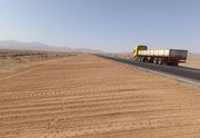 اجرای عملیات اصلاح شیب شیروانی، شانه سازی حریم راه در محور اصلی دیهوک _ فردوس