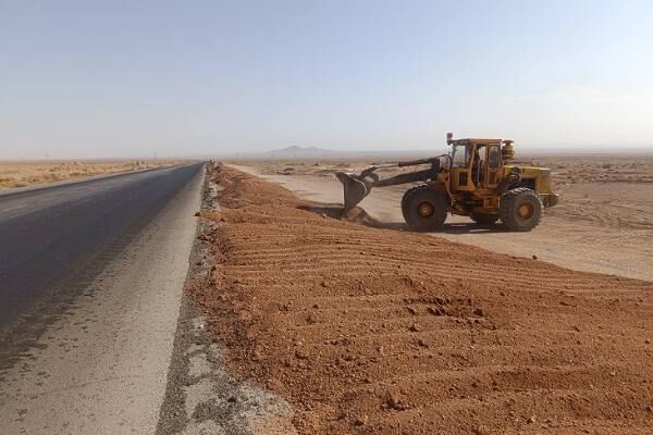 اجرای عملیات اصلاح شیب شیروانی، شانه سازی حریم راه در محور اصلی دیهوک _ فردوس