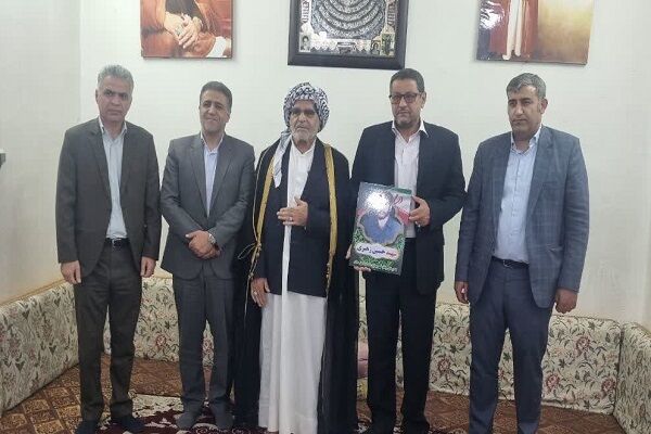 تکریم خانواده شهدا انجام وظیفه و ادای دین است ببینید | دیدار مدیرکل راه و شهرسازی خوزستان با خانواده همکار شهید حسن زهیری
