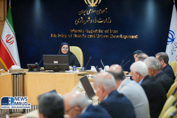 تاکید وزیر راه و شهرسازی بر لزوم حمایت از صنعت قیر کشور در شرایط تحریم/ کمیته ارزآوری و مرکز نوآوری قیر تشکیل میشود ببینید | نشست هم اندیشی وزیر راه و شهرسازی با انجمن قیر ایران