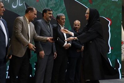 تجلیل سازمان راهداری و حمل و نقل جاده‌ای کشور از بانوی راننده همدانی