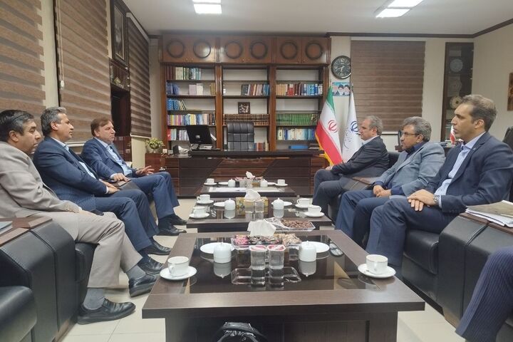 بررسی طرح توسعه فرودگاه بوشهر و زمین گناوه در دیدار معاون وزیر با استاندار بوشهر عکس