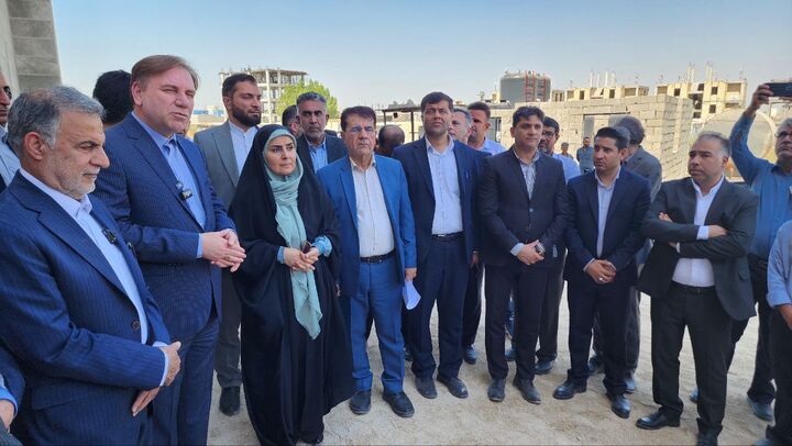 بازدید وزیر راه و شهرسازی از پروژه‌های مسکن و بیمارستان بوشهر
