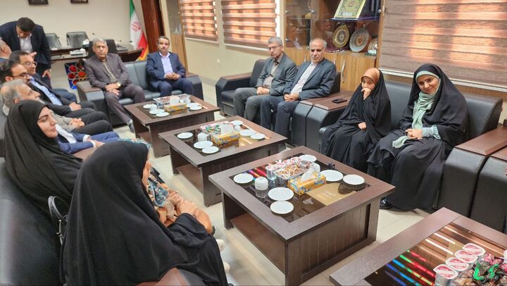 تجلیل وزیر راه و شهرسازی از خانوادههای معظم شهدا در بوشهر تجلیل از خانوادههای شهدا
