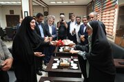 ببینید | تجلیل وزیر راه و شهرسازی از خانواده‌های معظم شهدا در بوشهر