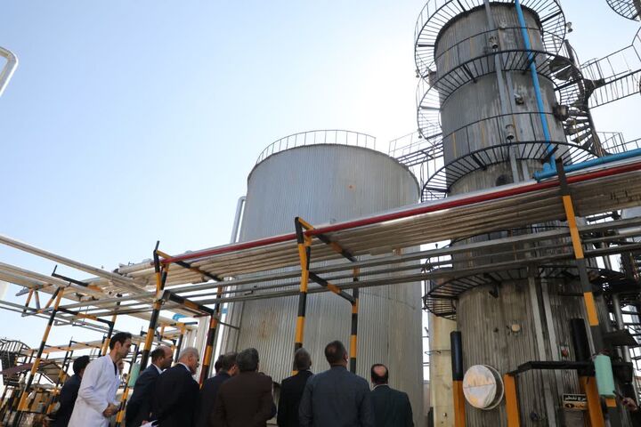 روزانه ۲۲۰۰  تن قیر در پالایشگاه قیر ارومیه تولید میشود/صادرات محصول به ۴ کشور همسایه بازدید معاون وزیر و رییس مرکز تحقیقات وزارت راه و شهرسازی از واحد تولیدی قیر ارومیه