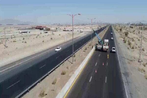 ویدیو | اجرای عملیات نصب نیوجرسی در بزرگراه خلیج فارس محور زاهدان- خاش به طول ۶ کیلومتر