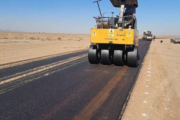 ببینید|آغاز اجرای عملیات آسفالت راه روستایی قوامیه بخش دیهوک در خراسان جنوبی