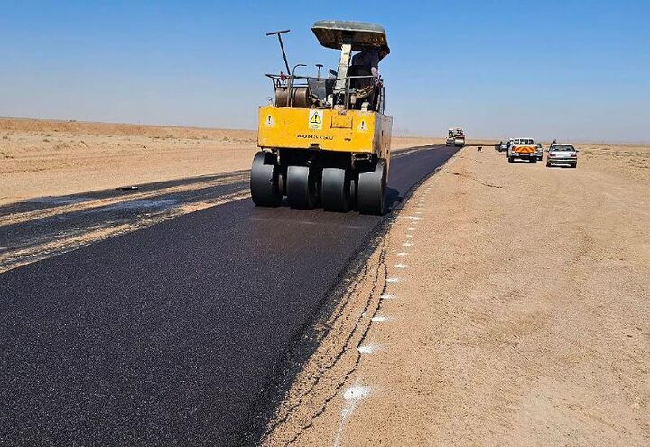 آغاز اجرای عملیات آسفالت راه روستایی قوامیه بخش دیهوک در خراسان جنوبی