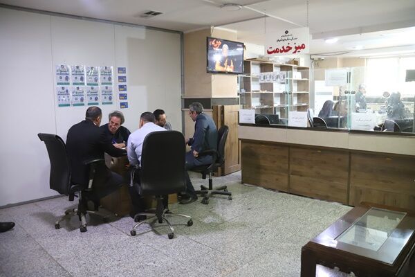 ببینید | گفت‌وگوی چهره‌به‌چهره مدیرکل راه و شهرسازی البرز با مردم در محل میز خدمت