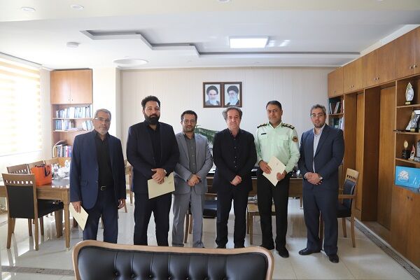 تجلیل از فرمانده یگان حفاظت و همکاران جانباز در اداره کل راه و شهرسازی استان البرز تجلیل از فرمانده یگان حفاظت و همکاران جانباز در اداره کل راه و شهرسازی استان البرز