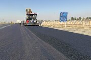 ویدیو| اجرای روکش آسفالت محور قزوین- بویین زهرا محدوده پایانه بار