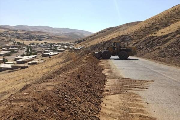 ببینید| تسطیح و شانه سازی محورهای دیواندره کردستان توسط اداره راهداری و حمل و نقل جاده ای این شهرستان