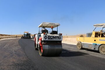 اجرای عملیات راهسازی در ۲۸ کیلومتر از مسیرهای منتهی به شهرستان شاهین‌دژ