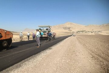ویدیو| عملیات بهسازی و روکش آسفالت راه روستایی مهرگان در شهرستان روانسر بطول ۳ کیلومتر در حال اجراست.