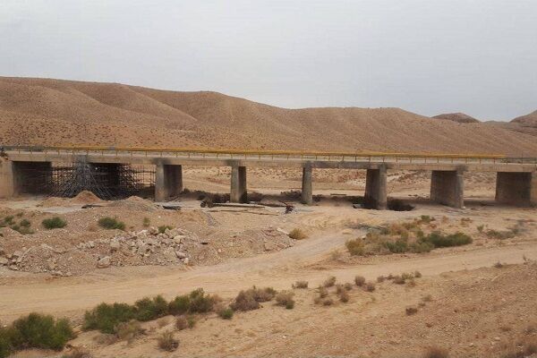 اجرای عملیات تعمیر و مرمت درز انبساط ۶ پل بزرگ در محورهای خراسان شمالی پل