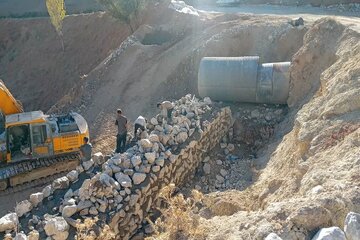 ببینید|ساخت پروژه دیوار ساحلی محور روستایی نردین _تلوبین در سمنان