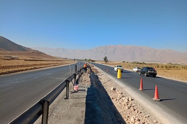 اجرای پد سیمانی به طول ۱۸۰۰ متر برای نصب نیوجرسی در محور بروجن – لردگان ذرذ
