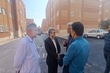 ببینید|بازدید میدانی از عملیات آسفالت محوطه مسکن های مهر سنگسر شهرک کوثر در شرق سمنان