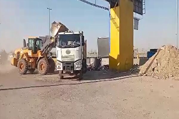 ویدیو|جمع آوری نخاله های حاشیه راه در  آزادراه کرج قزوین حوزه راهداری شهرستان کرج