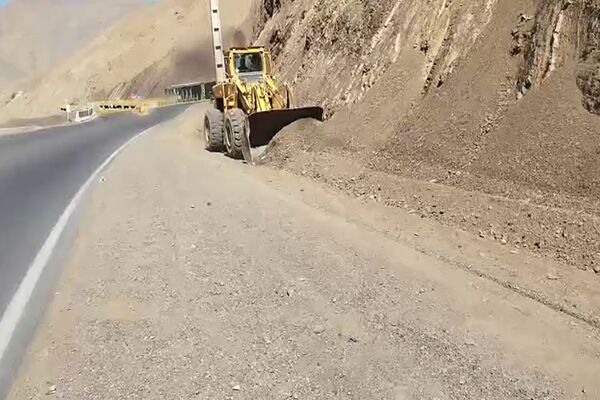 انجام عملیات شانهسازی و اصلاح افتادگی محور کاج – رستمآباد در چهارمحال و بختیاری  ویدیو | شانه سازی حاشیه راه محور کرج کندوان محدوده کندوان
