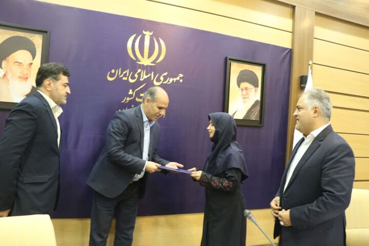 تجلیل از کارشناس اداره برنامه ریزی مسکن زنجان به خاطر پیشبرد اهداف در بخش نهضت ملی مسکن و جوانی جمعیت