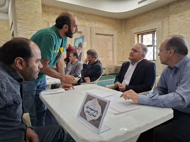 ببینید|میز خدمت اداره کل راه و شهرسازی استان زنجان در مصلای نماز جمعه زنجان